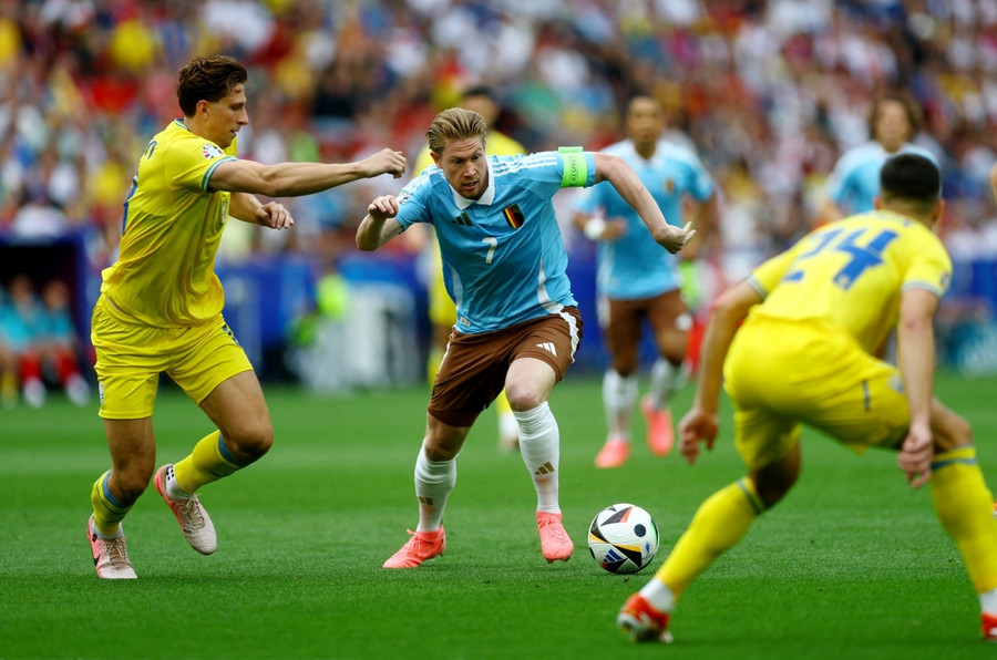 Kevin de Bruyne và các đồng đội gặp khó trước hàng thủ đông người của đối thủ. Ảnh: Reuters Kevin de Bruyne và các đồng đội gặp khó trước hàng thủ đông người của đối thủ. Ảnh: Reuters