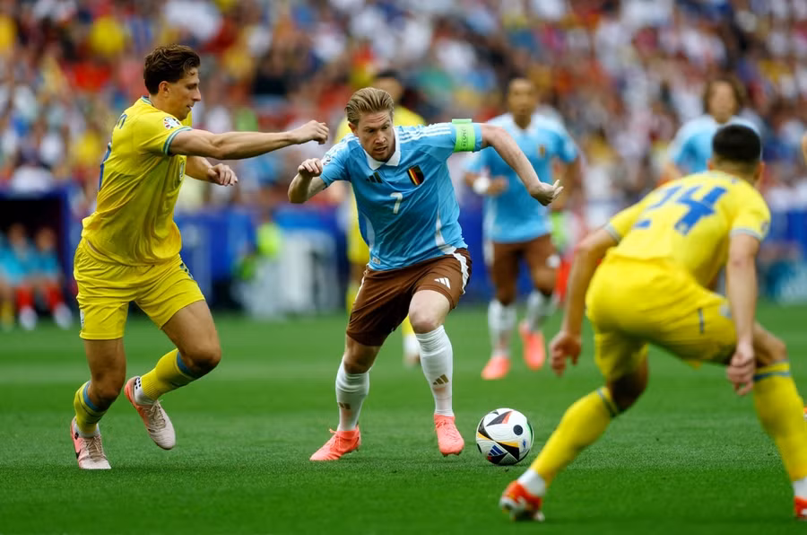 Kevin de Bruyne và các đồng đội gặp khó trước hàng thủ đông người của đối thủ. Ảnh: Reuters