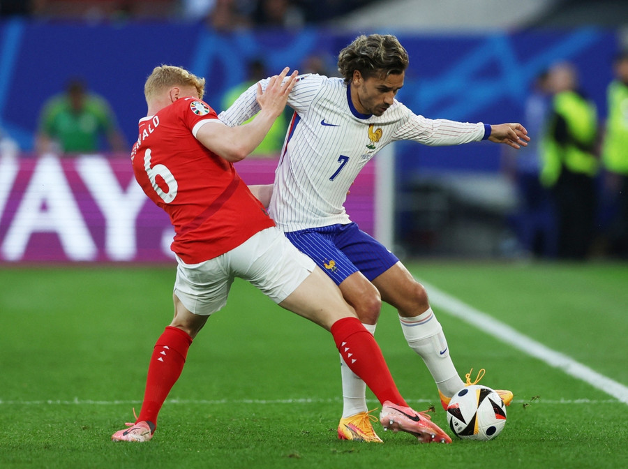 Các cầu thủ Pháp (phải) đã chơi thận trọng trước đối thủ đến từ Áo. Ảnh: Reuters Các cầu thủ Pháp (phải) đã chơi thận trọng trước đối thủ đến từ Áo. Ảnh: Reuters