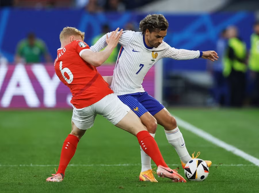 Các cầu thủ Pháp (phải) đã chơi thận trọng trước đối thủ đến từ Áo. Ảnh: Reuters