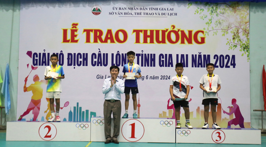 Ban tổ chức đã trao 16 bộ huy chương cho các tay vợt xuất sắc nhất. Ảnh: Văn Ngọc Ban tổ chức đã trao 16 bộ huy chương cho các tay vợt xuất sắc nhất. Ảnh: Văn Ngọc