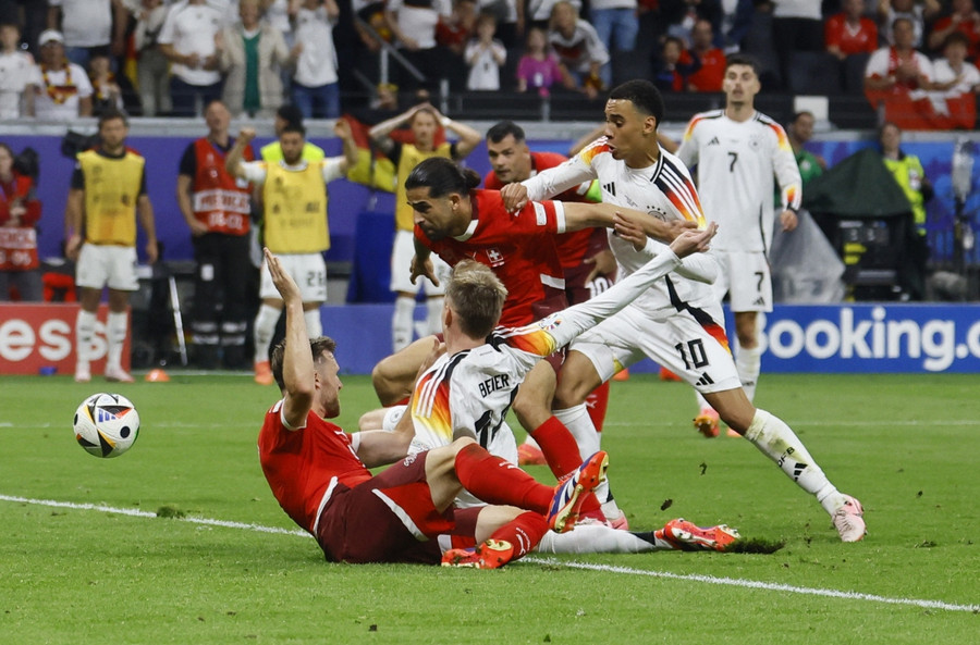 Đội tuyển Đức gặp khó trước hàng thủ chơi quả cảm của đối phương. Ảnh: Reuters Đội tuyển Đức gặp khó trước hàng thủ chơi quả cảm của đối phương. Ảnh: Reuters