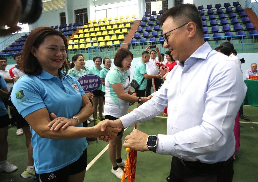 Chủ tịch Hội Nhà báo Việt Nam Lê Quốc Minh tặng cờ lưu niệm cho các đoàn tham gia Hội thao. Ảnh: Văn Ngọc Chủ tịch Hội Nhà báo Việt Nam Lê Quốc Minh tặng cờ lưu niệm cho các đoàn tham gia Hội thao. Ảnh: Văn Ngọc