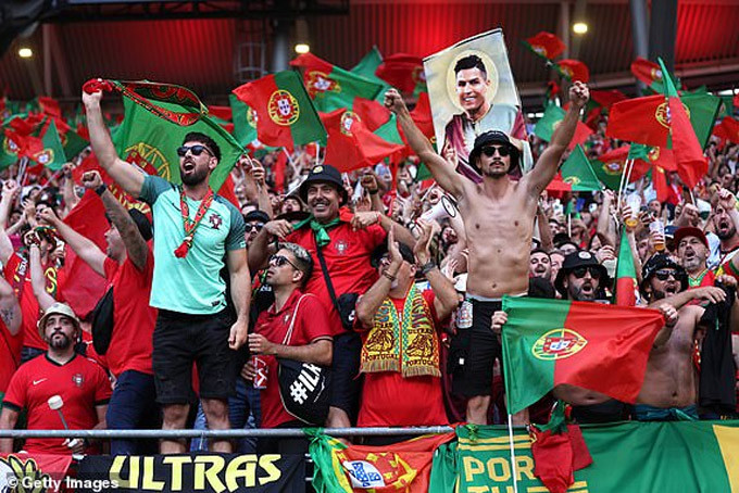 Người hâm mộ Bồ Đào Nha đặt niềm tin vào Ronaldo. Ảnh: Getty Images Người hâm mộ Bồ Đào Nha đặt niềm tin vào Ronaldo. Ảnh: Getty Images
