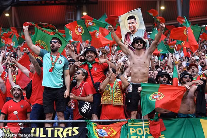Người hâm mộ Bồ Đào Nha đặt niềm tin vào Ronaldo. Ảnh: Getty Images