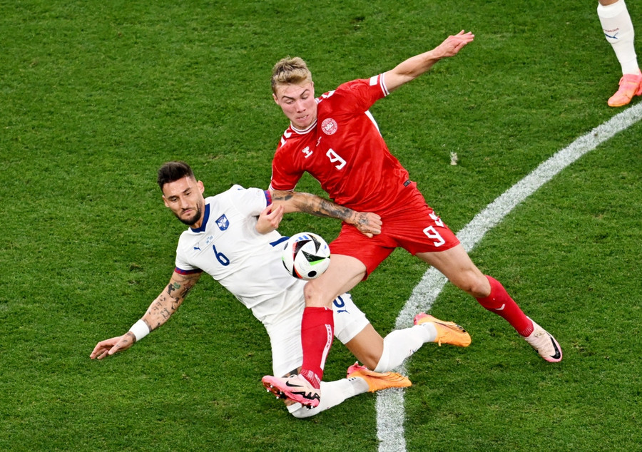 Đan Mạch và Serbia chia điểm trong trận cầu không bàn thắng. Ảnh: Reuters Đan Mạch và Serbia chia điểm trong trận cầu không bàn thắng. Ảnh: Reuters