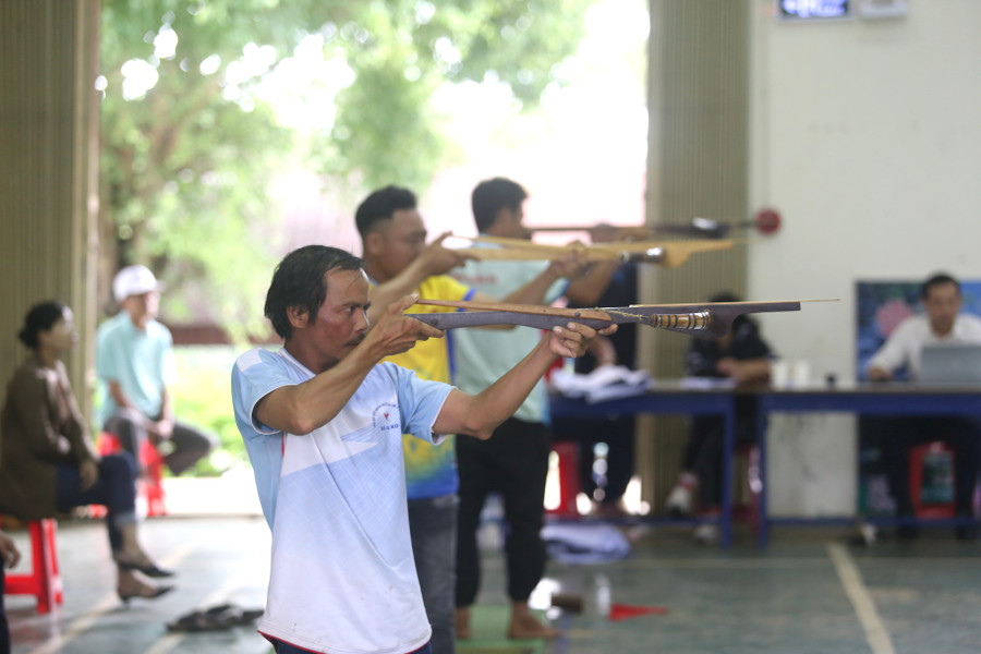 Các VĐV bắn nỏ ở Hội thi năm nay có điểm số cao hơn so với các kỳ Hội thi trước. Ảnh: Văn Ngọc