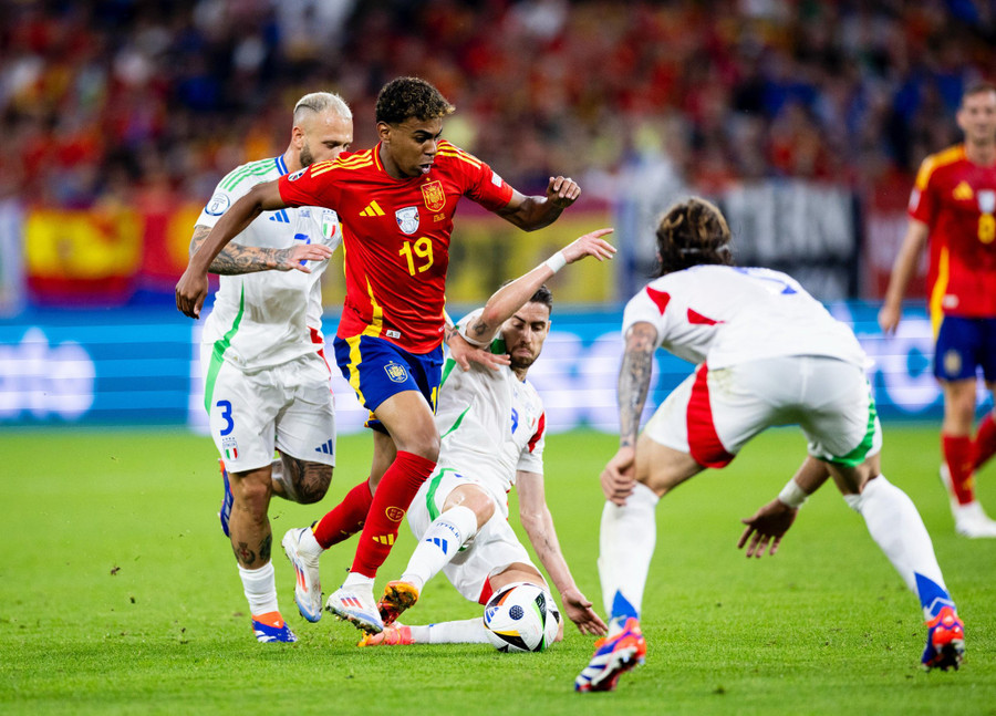 Hàng thủ Italia khốn khổ với sự khéo léo của các cầu thủ trẻ bên phía Tây Ban Nha. Ảnh: UEFA Hàng thủ Italia khốn khổ với sự khéo léo của các cầu thủ trẻ bên phía Tây Ban Nha. Ảnh: UEFA