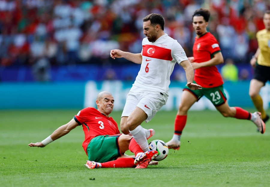 Hàng thủ Bồ Đào Nha chơi rất chắc chắn trước sức tấn công của đối phương. Ảnh: Reuters Hàng thủ Bồ Đào Nha chơi rất chắc chắn trước sức tấn công của đối phương. Ảnh: Reuters