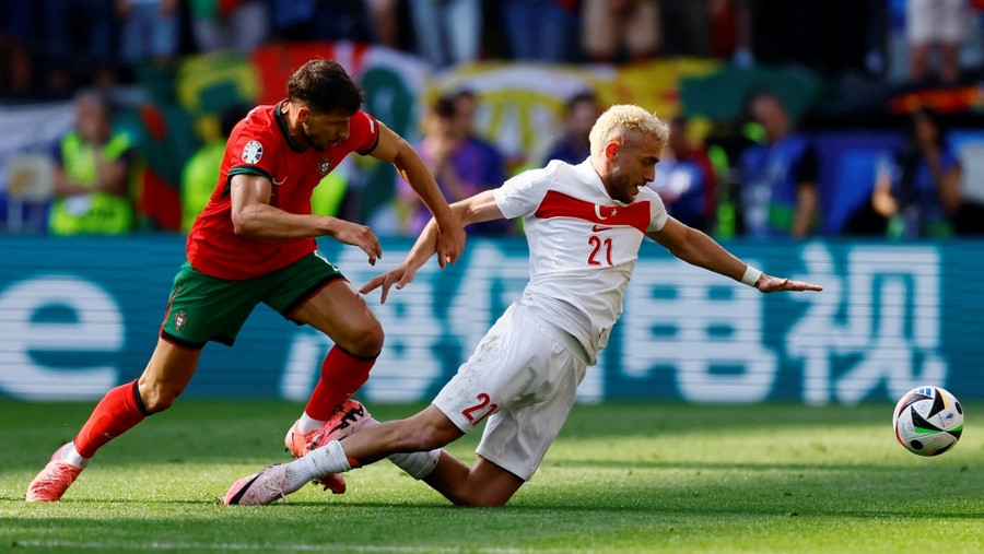 Các cầu thủ Thổ Nhĩ Kỳ (phải) đã nhập cuộc đầy tự tin trước Bồ Đào Nha. Ảnh: Reuters Các cầu thủ Thổ Nhĩ Kỳ (phải) đã nhập cuộc đầy tự tin trước Bồ Đào Nha. Ảnh: Reuters