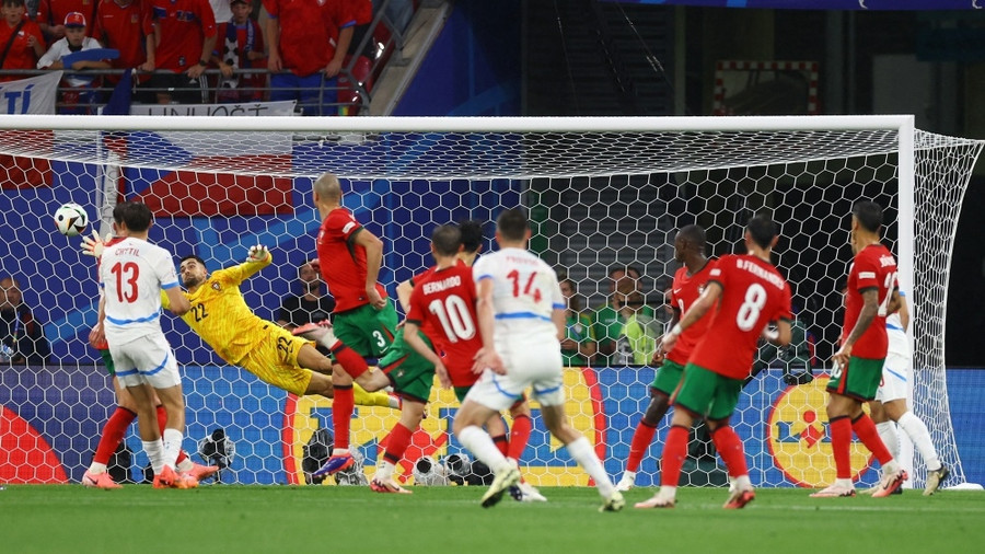 Pha mở tỷ số đẹp mắt của các cầu thủ CH Séc. Ảnh: Reuters Pha mở tỷ số đẹp mắt của các cầu thủ CH Séc. Ảnh: Reuters