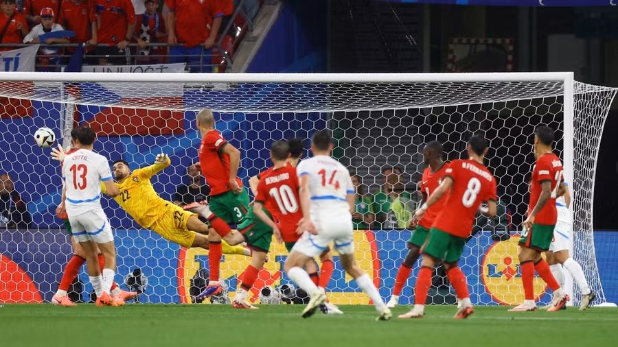 Pha mở tỷ số đẹp mắt của các cầu thủ CH Séc. Ảnh: Reuters