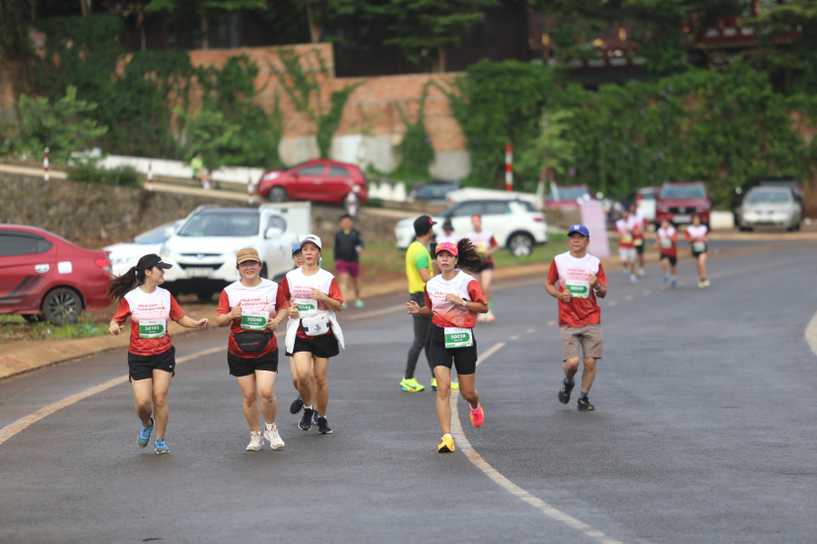 Giải có sự tham gia của gần 500 runner trong và ngoài tỉnh. Ảnh: Văn Ngọc