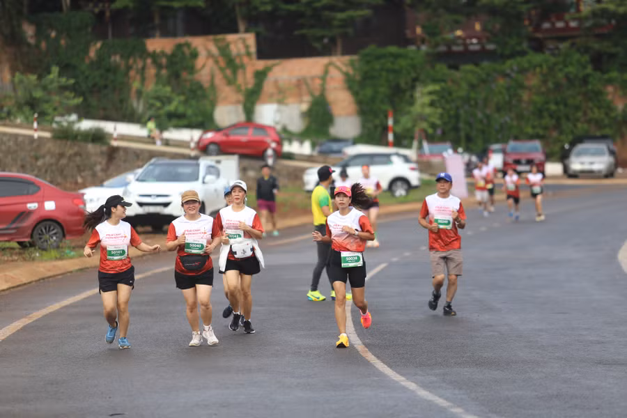 Giải có sự tham gia của gần 500 runner trong và ngoài tỉnh. Ảnh: Văn Ngọc