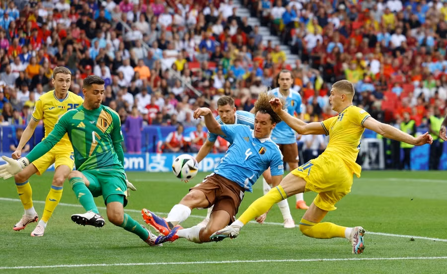 Hàng thủ đội tuyển Bỉ đã đứng vững trước sức ép của Ukraine. Ảnh: Reuters