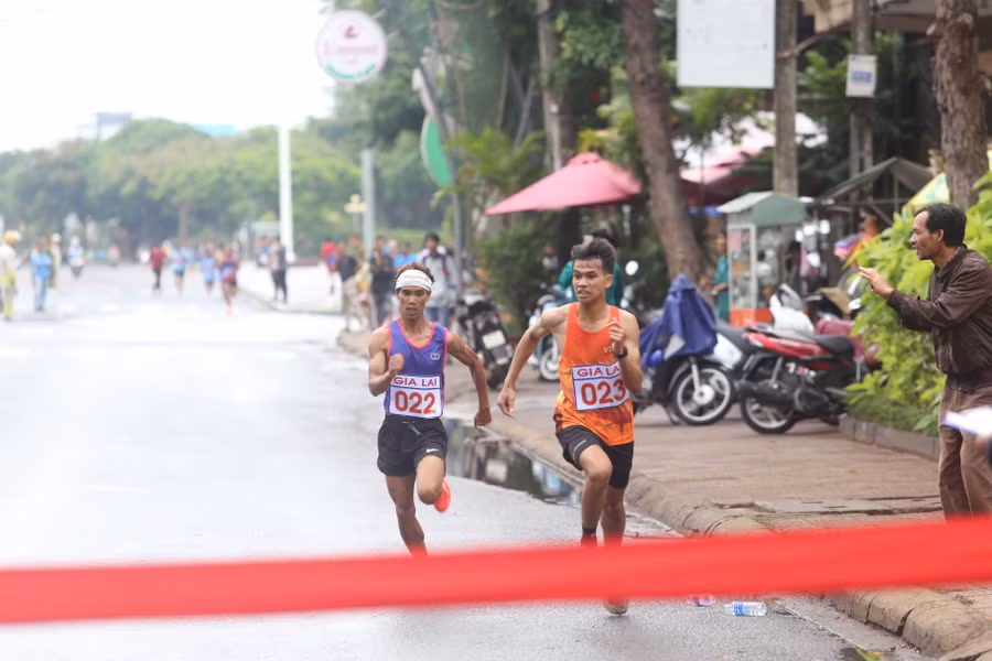 Môn việt dã ở cự ly 5 km nam có sự so kè quyết liệt của 2 VĐV dẫn đầu. Ảnh: Văn Ngọc Môn việt dã ở cự ly 5 km nam có sự so kè quyết liệt của 2 VĐV dẫn đầu. Ảnh: Văn Ngọc