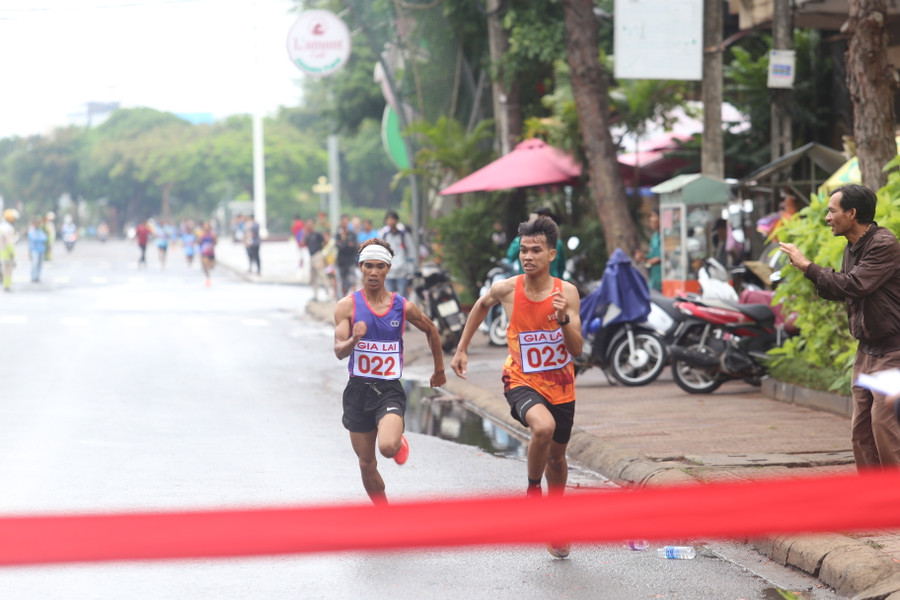 Môn việt dã ở cự ly 5 km nam có sự so kè quyết liệt của 2 VĐV dẫn đầu. Ảnh: Văn Ngọc
