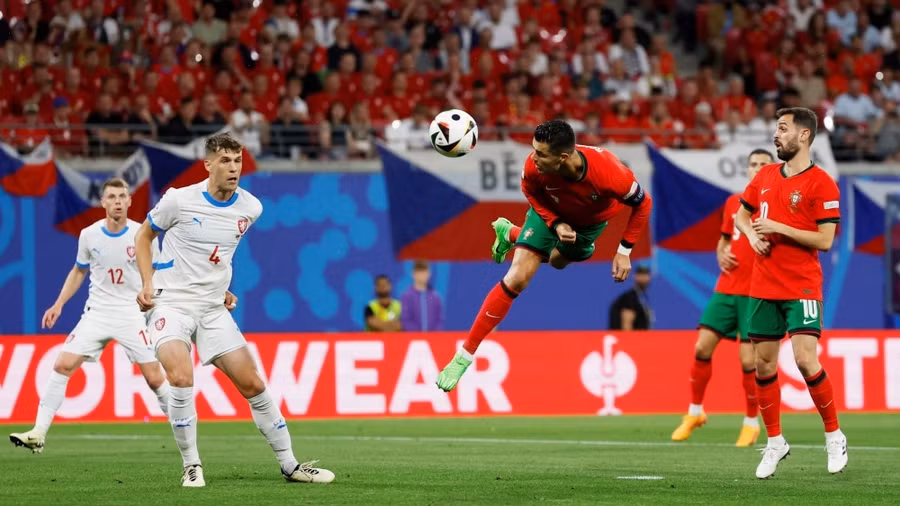 Bóng được dồn khá nhiều cho Ronaldo. Ảnh: Reuters