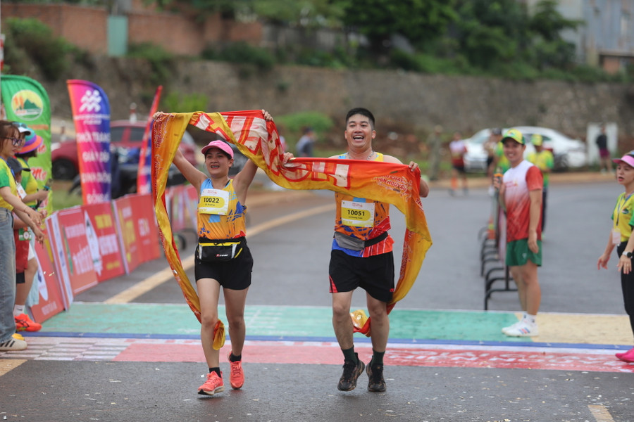 Một cặp đôi rạng rỡ khi giành giải ở nội dung cặp đôi hoàn hảo. Ảnh: Văn Ngọc