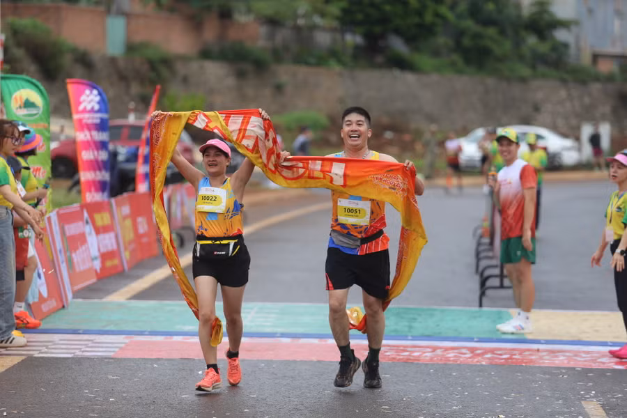 Một cặp đôi rạng rỡ khi giành giải ở nội dung cặp đôi hoàn hảo. Ảnh: Văn Ngọc