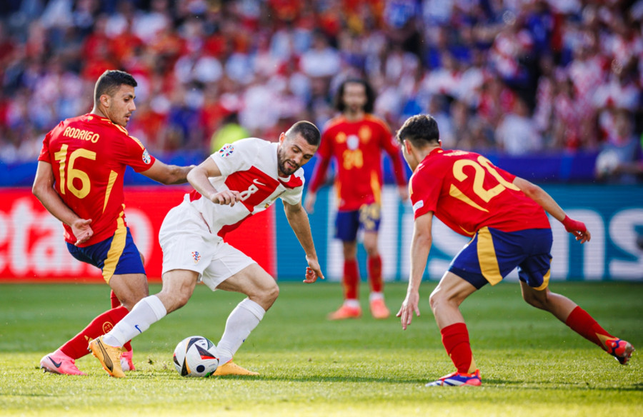 Croatia (giữa) bất lực trong việc đi tìm bàn gỡ. Ảnh: UEFA