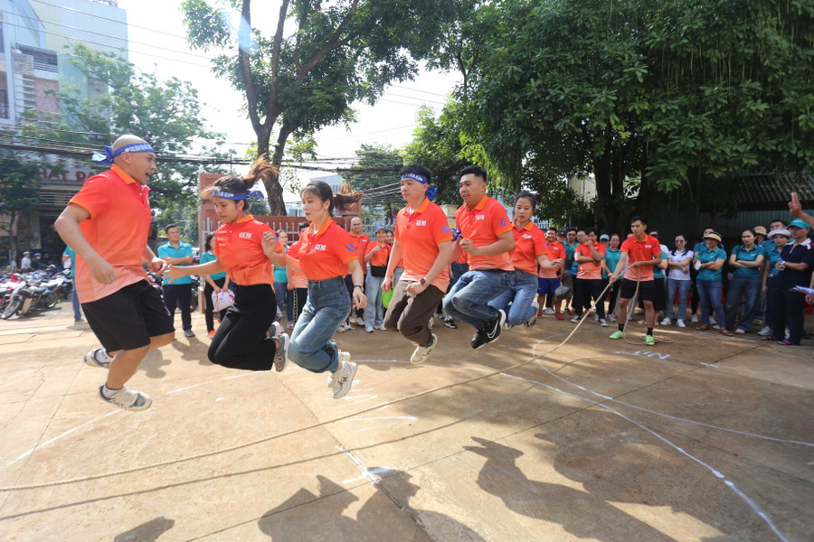 Môn nhảy dây mang lại nhiều tiếng cười ở Hội thi năm nay. Ảnh: Văn Ngọc Môn nhảy dây mang lại nhiều tiếng cười ở Hội thi năm nay. Ảnh: Văn Ngọc