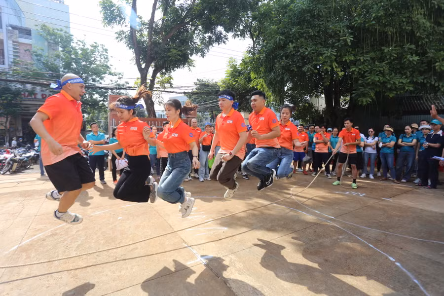 Môn nhảy dây mang lại nhiều tiếng cười ở Hội thi năm nay. Ảnh: Văn Ngọc