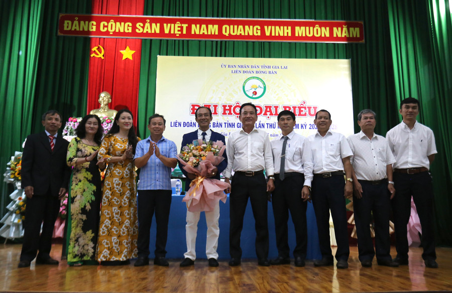 Ban Chấp hành Liên đoàn Bóng bàn tỉnh nhiệm kỳ II năm 2024-2028 ra mắt Đại hội. Ảnh: Văn Ngọc Ban Chấp hành Liên đoàn Bóng bàn tỉnh nhiệm kỳ II năm 2024-2028 ra mắt Đại hội. Ảnh: Văn Ngọc