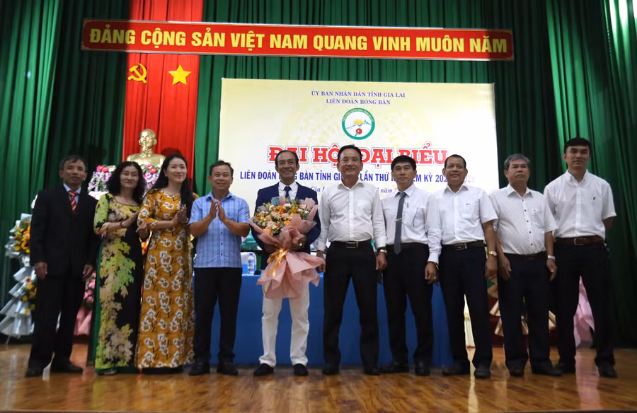 Ban Chấp hành Liên đoàn Bóng bàn tỉnh nhiệm kỳ II năm 2024-2028 ra mắt Đại hội. Ảnh: Văn Ngọc