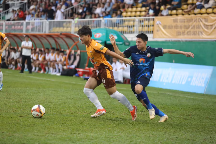 Quốc Việt (trái) đã đôi lần khuấy đảo hành lang cánh trái. Ảnh: Văn Ngọc