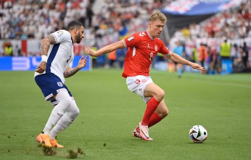 Đan Mạch (phải) đã có trận đấu sòng phẳng với đội tuyển Anh. Ảnh: Reuters