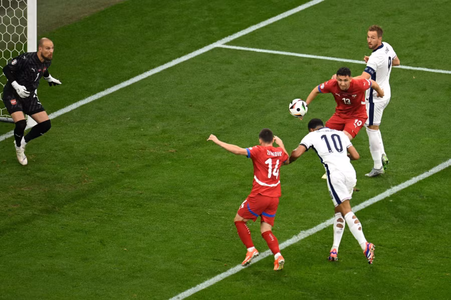 Tam Sư không mất quá nhiều thời gian để giải mã hàng thủ của Serbia. Ảnh: Reuters