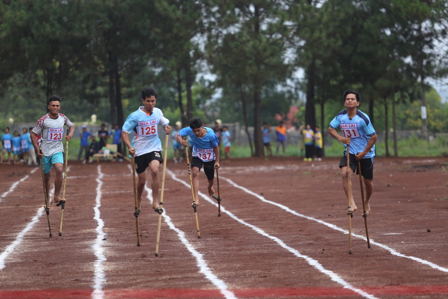 Cuộc đua ở môn cà kheo diễn ra hấp dẫn giữa nhiều đơn vị. Ảnh: Văn Ngọc