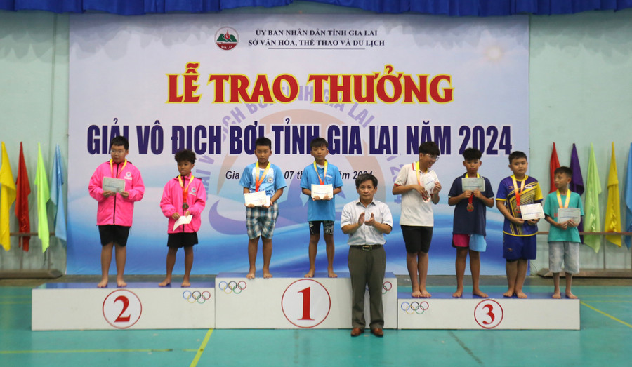 Ban tổ chức đã phát hiện nhiều nhân tổ trẻ xuất sắc qua giải bơi năm nay. Ảnh: Văn Ngọc Ban tổ chức đã phát hiện nhiều nhân tổ trẻ xuất sắc qua giải bơi năm nay. Ảnh: Văn Ngọc