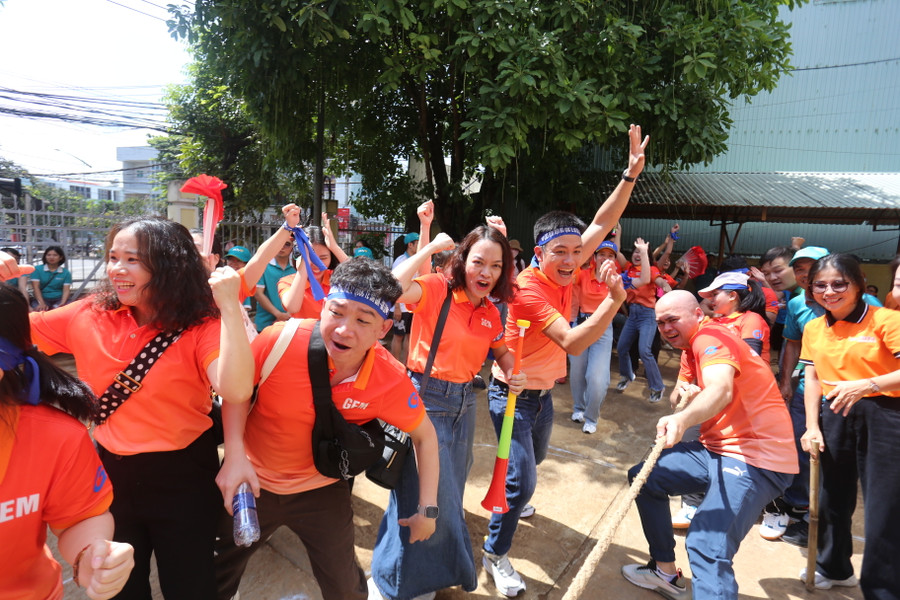 Sự cổ vũ cuồng nhiệt của các cổ động viên đã góp phần tạo ra bầu không khí sôi nổi vui tươi ở hội thi. Ảnh: Văn Ngọc Sự cổ vũ cuồng nhiệt của các cổ động viên đã góp phần tạo ra bầu không khí sôi nổi vui tươi ở hội thi. Ảnh: Văn Ngọc