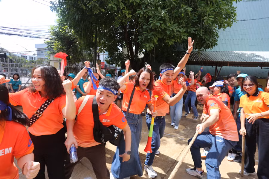 Sự cổ vũ cuồng nhiệt của các cổ động viên đã góp phần tạo ra bầu không khí sôi nổi vui tươi ở hội thi. Ảnh: Văn Ngọc