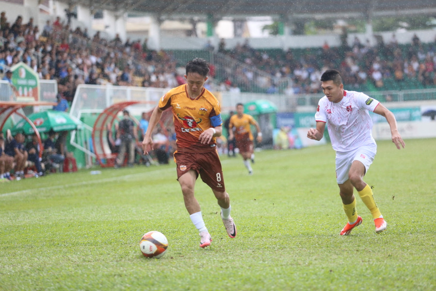 LPBank HAGL (trái) đã gặp rất nhiều khó khăn trước hàng thủ đối phương. Ảnh: Văn Ngọc