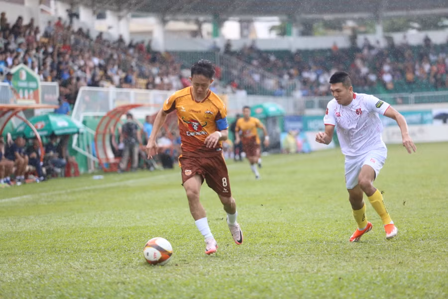 LPBank HAGL (trái) đã gặp rất nhiều khó khăn trước hàng thủ đối phương. Ảnh: Văn Ngọc