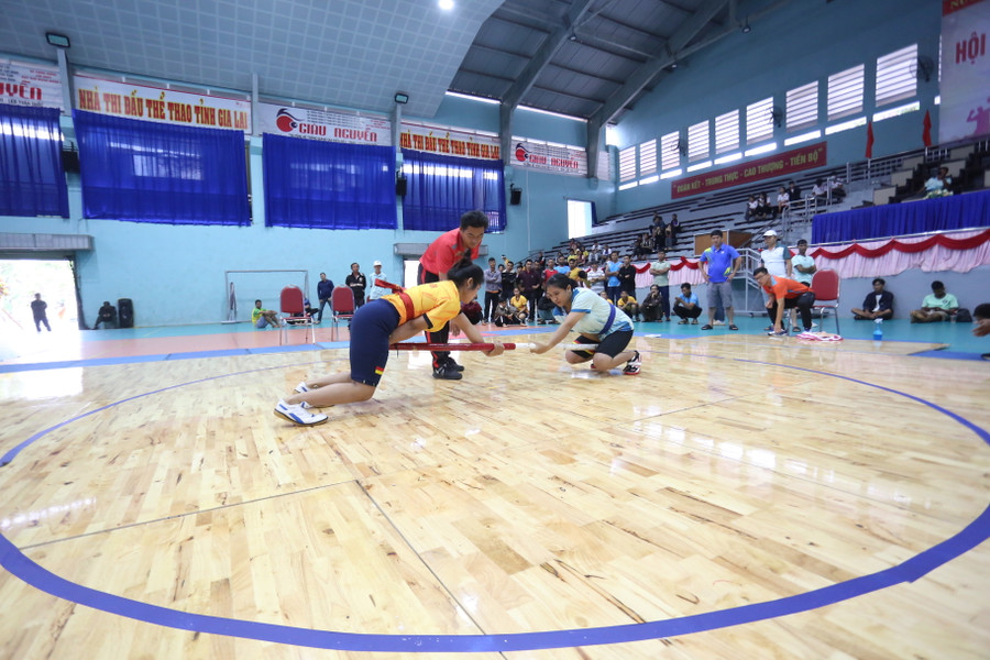 Lần đầu tiên các VĐV ở môn đẩy gậy được thi đấu trên mặt sàn gỗ. Ảnh: Văn Ngọc