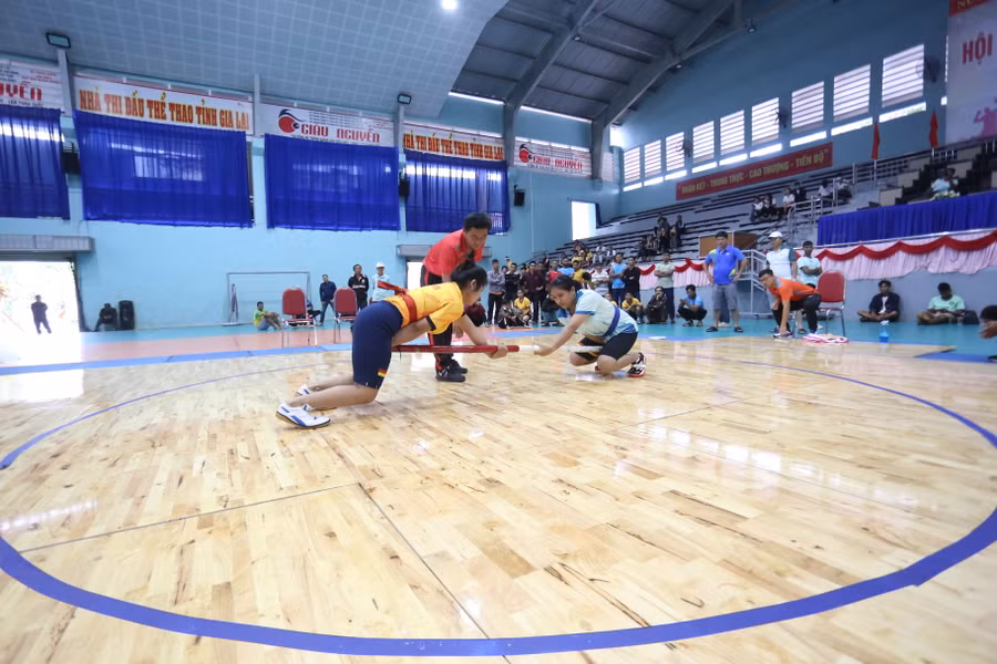 Lần đầu tiên các VĐV ở môn đẩy gậy được thi đấu trên mặt sàn gỗ. Ảnh: Văn Ngọc