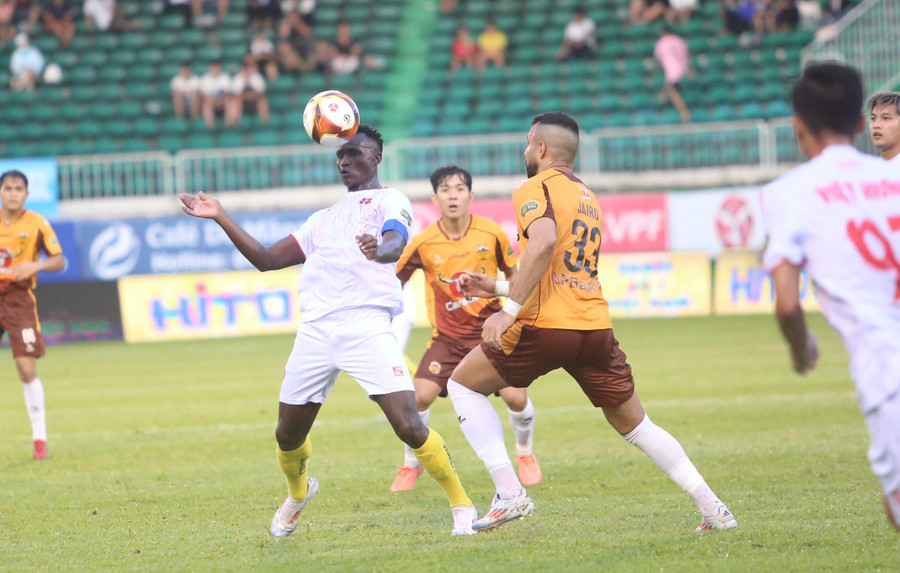 Mpande (trái) đã mở tỷ số 1-0 cho Hải Phòng. Ảnh: Văn Ngọc