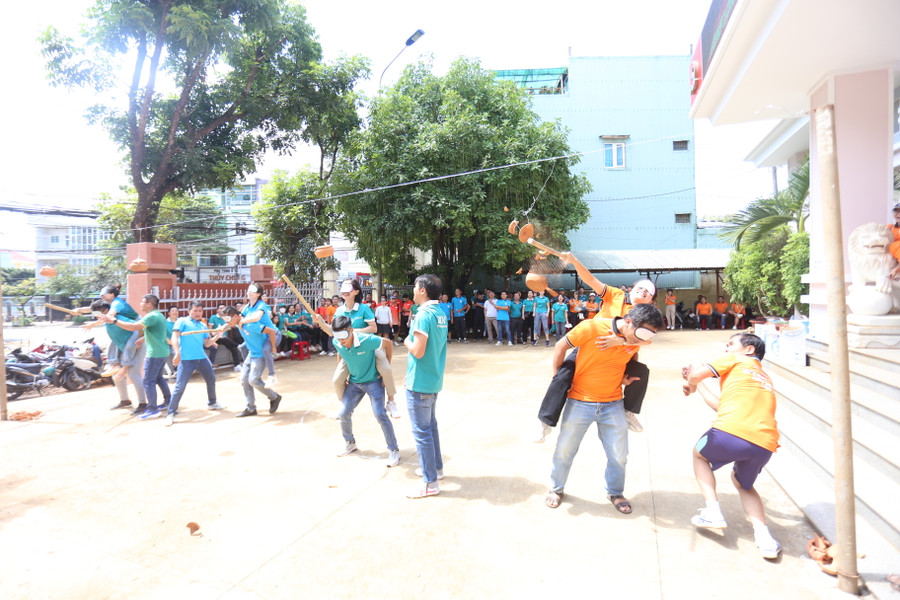 Môn bị mắt đập niêu mang lại nhiều tiếng cười sảng khoái. Ảnh: Văn Ngọc Môn bị mắt đập niêu mang lại nhiều tiếng cười sảng khoái. Ảnh: Văn Ngọc