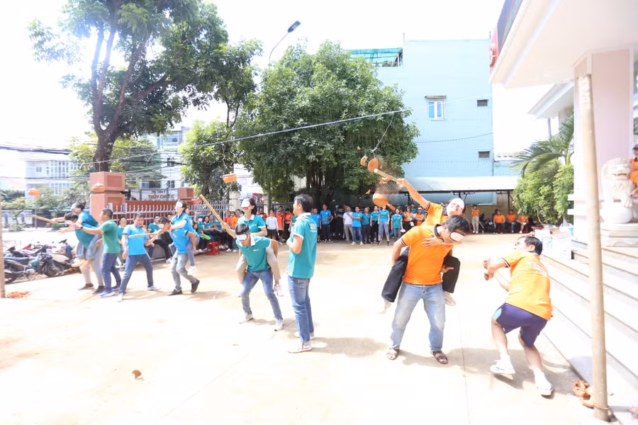 Môn bị mắt đập niêu mang lại nhiều tiếng cười sảng khoái. Ảnh: Văn Ngọc