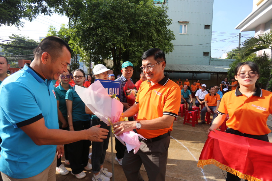 Hội thi sôi nổi, vui tươi các trò chơi dân gian với sự tham gia của hơn 200 VĐV. Ảnh: Văn Ngọc Hội thi sôi nổi, vui tươi các trò chơi dân gian với sự tham gia của hơn 200 VĐV. Ảnh: Văn Ngọc