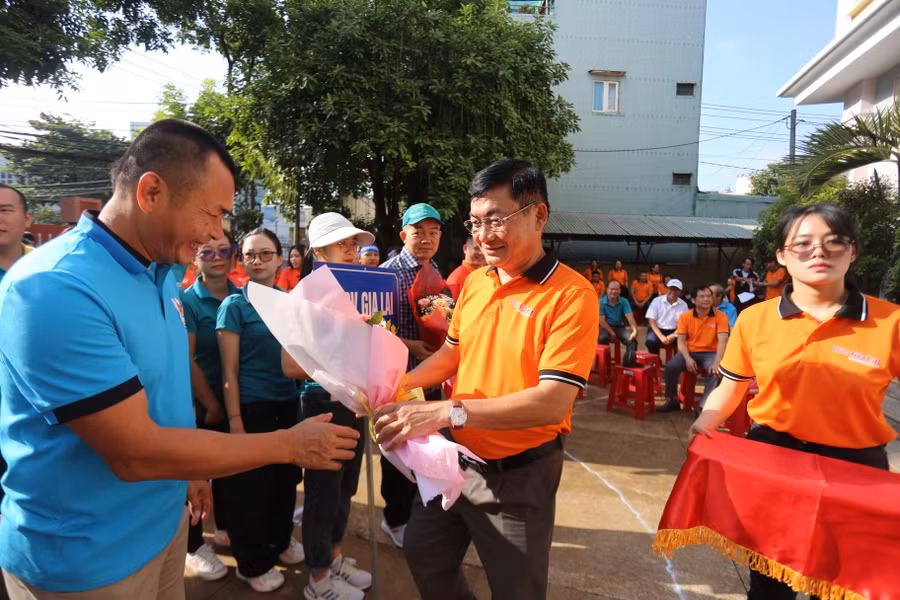Hội thi sôi nổi, vui tươi các trò chơi dân gian với sự tham gia của hơn 200 VĐV. Ảnh: Văn Ngọc