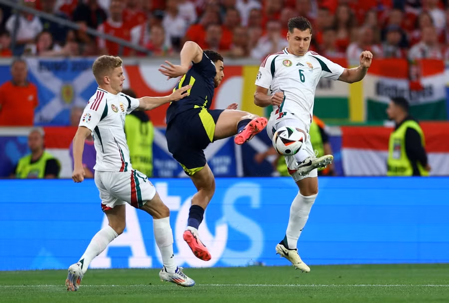 Scotland (giữa) gặp khó trước hàng thủ đông người của Hungary. Ảnh: Reuters