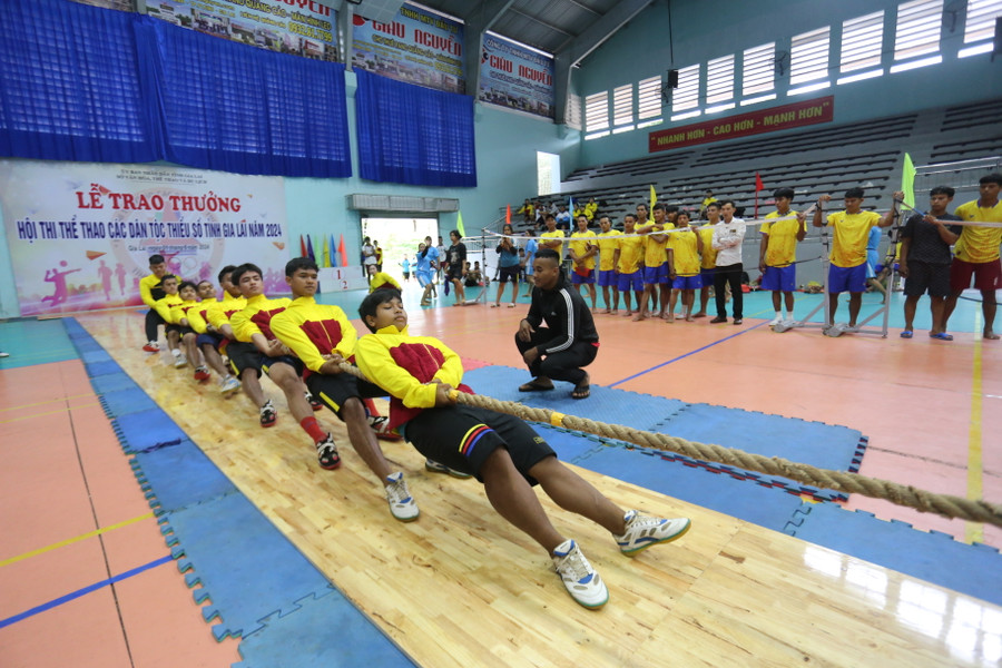 Các VĐV kéo co của huyện Ia Grai đã giành 2 huy chương vàng ở cả nội dung nam và nữ. Ảnh: Văn Ngọc