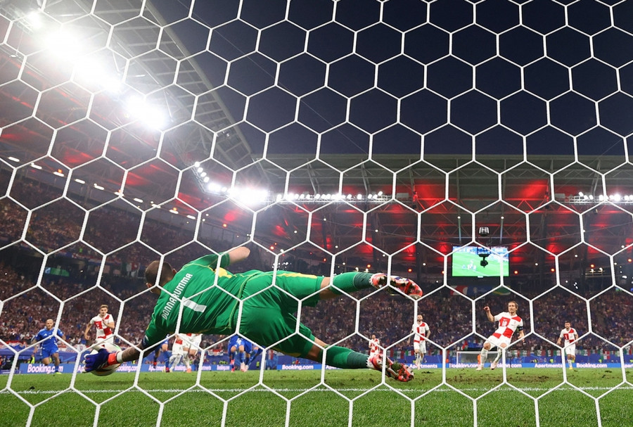 Donnarumma xuất sắc cản phá pha đá phạt 11 của Luka Modric. Ảnh: Reuters