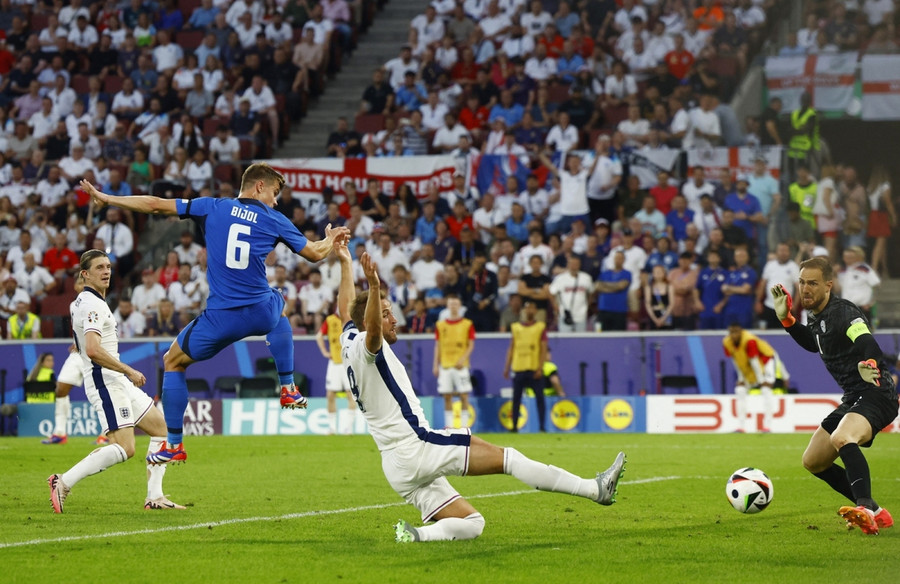 Hàng thủ của Slovenia đã đứng vững trước sức ép của Tam Sư. Ảnh: Reuters Hàng thủ của Slovenia đã đứng vững trước sức ép của Tam Sư. Ảnh: Reuters