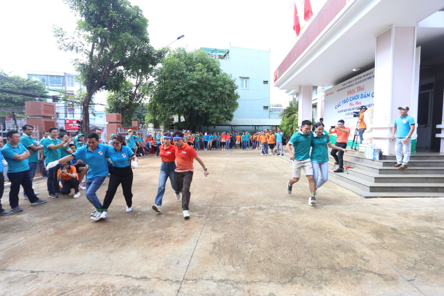 Môn chạy 3 chân tiếp sức cần sự ăn ý của các cặp VĐV. Ảnh: Văn Ngọc Môn chạy 3 chân tiếp sức cần sự ăn ý của các cặp VĐV. Ảnh: Văn Ngọc